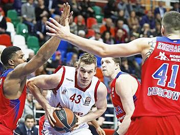 Kein Durchkommen gab's für die Bamberger. Hier wird Leon radosevic (mit Ball) von den hervorragend verteidigenden ZSKA-Spielern (v.l.) Kyle Hines, Victor Khryapa und Nikita Kurbanov gestoppt. Foto: dpa