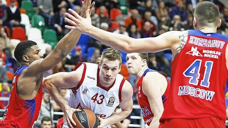 Kein Durchkommen gab's für die Bamberger. Hier wird Leon radosevic (mit Ball) von den hervorragend verteidigenden ZSKA-Spielern (v.l.) Kyle Hines, Victor Khryapa und Nikita Kurbanov gestoppt. Foto: dpa
