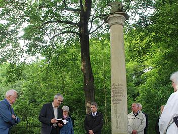 Diakon Christoph Glaser an der Erinnerungssäule im Gefallenenhain an der Oberen Saline, links Kreisheimatpfleger Werner Eberth. Foto: Werner Vogel