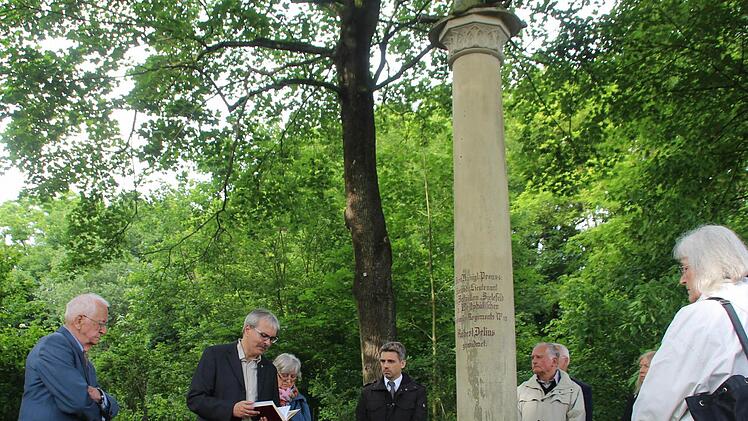 Diakon Christoph Glaser an der Erinnerungssäule im Gefallenenhain an der Oberen Saline, links Kreisheimatpfleger Werner Eberth. Foto: Werner Vogel