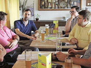 Stefan Wolf (2. von rechts) hält das Expertengespräch mit Gewobau-Vorstand Georg Neuberger (links) und Sebastian Körber (3.v.l.) am Laufen. Foto: hak
