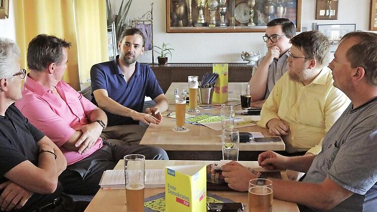 Stefan Wolf (2. von rechts) hält das Expertengespräch mit Gewobau-Vorstand Georg Neuberger (links) und Sebastian Körber (3.v.l.) am Laufen. Foto: hak