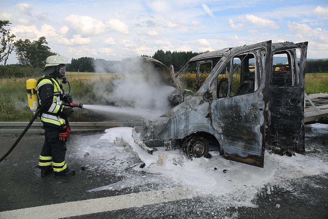 Kleintransporter brennt komplett aus:  A9 bei Münchberg komplett gesperrt