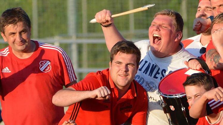 Im Siegestaumel: Nico Guthseel und seine Trommel inmitten der Mannschaft. Foto: Gunther Czepera