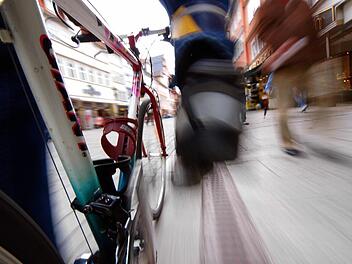 Ein Radfahrer hat in Eschenau einen 84-J&auml;hrigen verletzt und ist einfach abgehauen. Die Polizei sucht Zeugen. Symbolbild: dpa