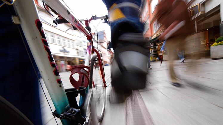 Ein Radfahrer hat in Eschenau einen 84-J&auml;hrigen verletzt und ist einfach abgehauen. Die Polizei sucht Zeugen. Symbolbild: dpa