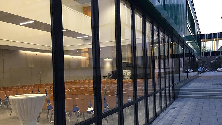 Blick in die neue Pausenhalle, die sich mit viel Glas zum Pausenhof hin öffnet. Foto: Stephan Tiroch