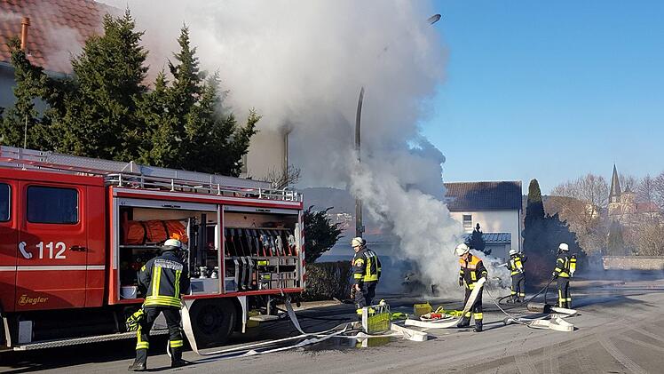 Pkw-Brand in der Karlsbergstraße. Walter Hartung