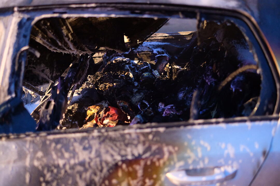 Autofahrer schießt in Heck von Lastwagen: Unfallwagen fängt sofort Feuer