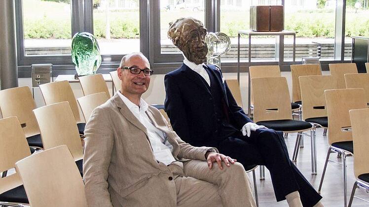 Sven Hauschke, LEiter der Coburger Kunstsammlungen, neben einer Puppe mit Keramikmaske: Im Glasmuseum Rosenau wirbt sie für die Ausstellung "Lehm & Lehm Lassen".Foto: Jochen Berger