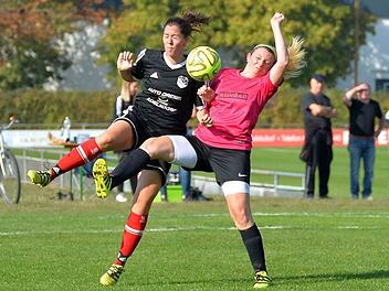 SC Adelsdorf - SpVgg Effeltrich: Die Heimelf um Alexandra Riedelmeier (links) entfaltete zu wenig Durchschlagskraft, hatte beim entscheidenden zweiten Gegentreffer aber auch viel Pech. Foto: Picturedreams