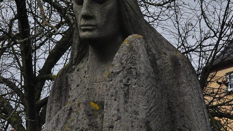 Die Statue des Heiligen Kilian auf dem Dorfplatz von Pfarrweisach.