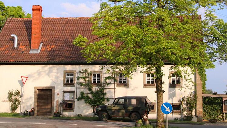 In diesem Gebäude soll künftig wieder Bier gebraut werden. Es diente ehemals als Brau- und Rathaus und nun als Gemeinschaftshaus für die Köslauer. Im Keller war früher auch eine Schmiede vorhanden.