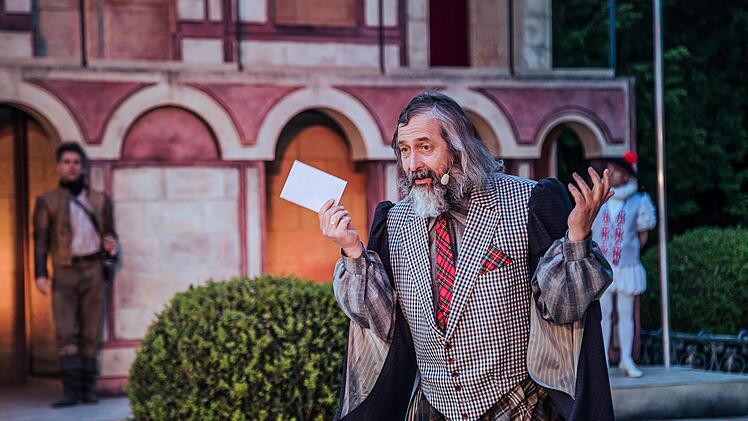 Szene mit Stephan Mertl aus "Die drei Musketiere" in der Inszenierung des Landestheaters Coburg zum Auftakt der Sommerfestspiele im HofgartenFoto: Sylvain Guillot