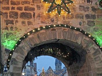 Die Weihnachtsstimmung in der Lichtenfelser Innenstadt hat Hans Zapf mit der Kamera festgehalten. Mit einem Schaufenster-Wettbewerb und kostenlosem Parken will man die B&uuml;rger zu einem Einkaufsbummel veranlassen.