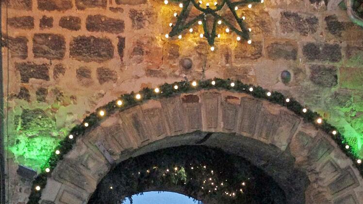 Die Weihnachtsstimmung in der Lichtenfelser Innenstadt hat Hans Zapf mit der Kamera festgehalten. Mit einem Schaufenster-Wettbewerb und kostenlosem Parken will man die B&uuml;rger zu einem Einkaufsbummel veranlassen.