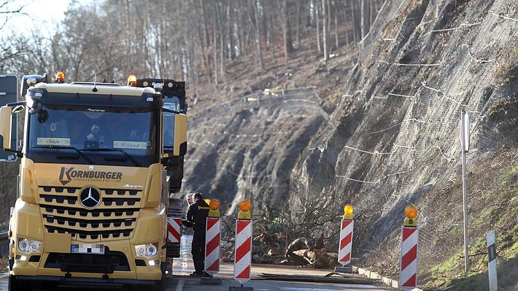 Die Aufräumarbeiten an der Abbruchkante in Bad Berneck dauerten bis Mittwoch an. An vielen Stellen war bereits zuvor die Böschung durch Drahtnetze gesichert.