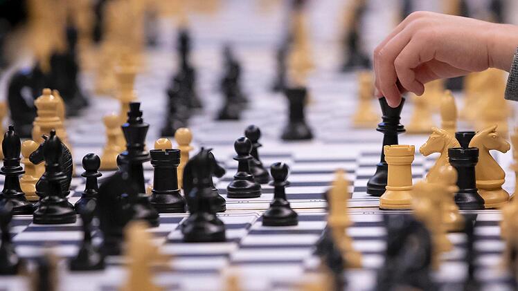 Nach zweijähriger Pandemie-Pause geht die Deutsche Schachjugend  wieder auf die Schachtour. Foto: Felix König/dpa (Symbolbild) Foto: Felix König/dpa