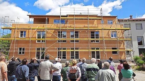 Die Lehrfahrt zu Holzbau-Schorr in Burghaslach war für die Waldbauern sehr informativ.