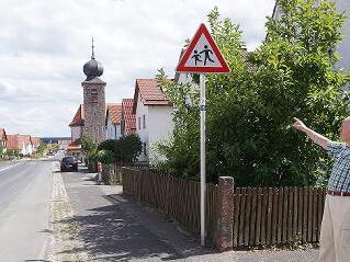 Laut Anordnung aus der Straßenverkehrsbehörde des Landratsamtes Rhön-Grabfeld soll das Tempo-30-Schild in Waldberg auf Höhe des bestehenden Hinweisschilds angebracht werden. Unverständlich für Bernd Pallien, der für die komplette Ortsdurchfahrt Te...