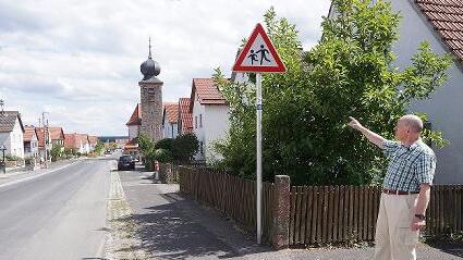 Laut Anordnung aus der Straßenverkehrsbehörde des Landratsamtes Rhön-Grabfeld soll das Tempo-30-Schild in Waldberg auf Höhe des bestehenden Hinweisschilds angebracht werden. Unverständlich für Bernd Pallien, der für die komplette Ortsdurchfahrt Te...