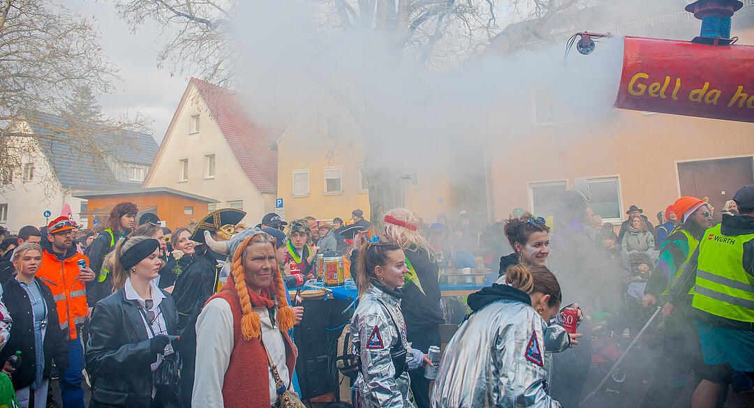 Tausende Narren und Närrinnen feierten auf der Straße