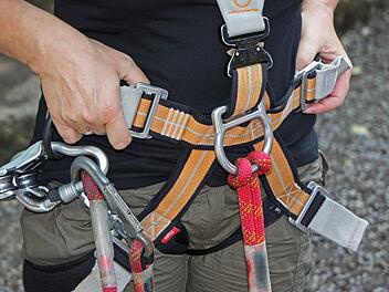 Du stehst auf Abenteuer in der Höhe, Parcours und den gesunden Mix aus Sport in der Natur? Dann rein in den Gurt und los: Hier findest du die besten Kletterparks in Franken.