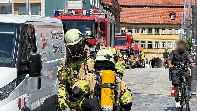 Kohlenmonoxid-Austritt in Wohn- und Gesch&auml;ftshaus: Stra&szlig;e muss gesperrt werden