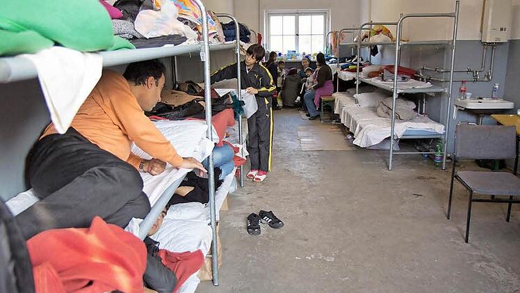 Die Erstaufnahmeeinrichtung für Asylbewerber in Zirndorf bei Nürnberg ist häufig überfüllt. Das Bundesamt für Migration und Flüchtlinge rechnet in den nächsten Monaten mit einem verstärkten Zustrom an Hilfesuchenden. Foto: Archiv/Michael Gründel