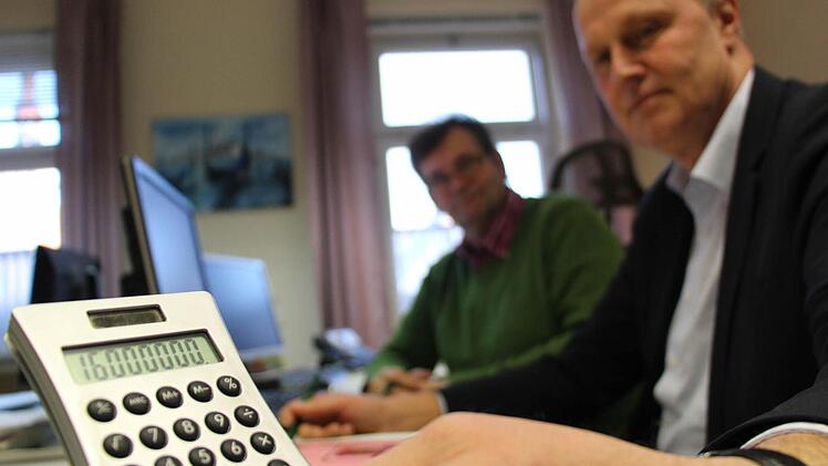 Eine 16 mit sechs Nullen: Bürgermeister Gerald Brehm (r.) und Kämmerer Georg Süß planen wesentlich höhere Schulden ein.  Fotos: Christian Bauriedel