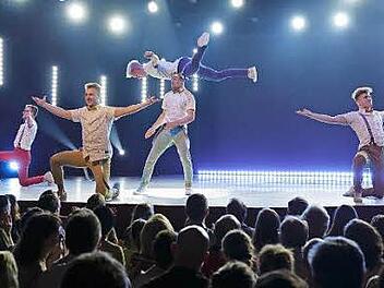 die DDC beim Internationalen Circus Festival in der Schweiz, in Basel. Mit 2 Preisen kehrten die Schweinfurter Jungs nach Hause. Foto: YOUNG STAGE/Pablo Wünsch Blanco