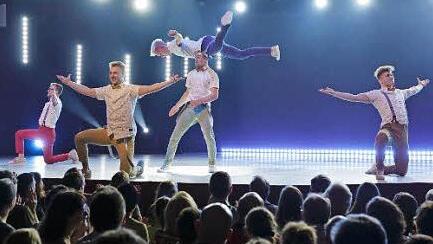 die DDC beim Internationalen Circus Festival in der Schweiz, in Basel. Mit 2 Preisen kehrten die Schweinfurter Jungs nach Hause. Foto: YOUNG STAGE/Pablo Wünsch Blanco