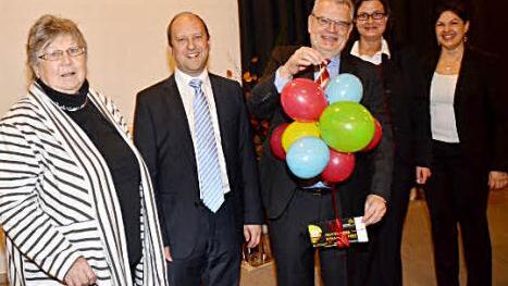 Die stellvertretenden Vorsitzenden Elke Grötzner und Ralf Völkl (von links) bereiteten Heinz Tischler (Mitte) zusammen mit der zukünftigen Leiterin Annegret Kestler und der Vorsitzenden Angela Hofmann einen farbenfrohen Abschied.  Foto: Karl-Heinz Hofmann