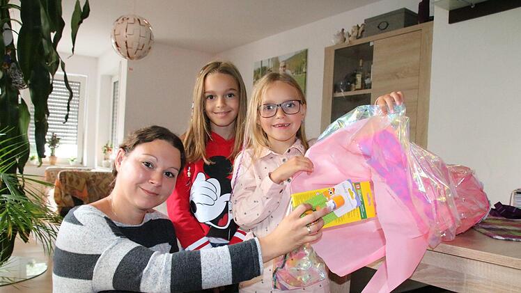 Gut, eine ältere Schwester zu haben: Die neunjährige Lena (rechts) hilft ihrer sechsjährigen Schwester Viktoria nicht nur beim Packen der Büchertasche, sondern gibt auch Tipps zum Schul-Alltag. Foto: Ralf Ruppert