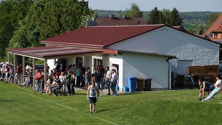 Das Sportheim in Großwenkheim präsentiert sich wieder in strahlendem Weiß mit einem Vordach für den Schutz der Zuschauer. Foto: Anton Then