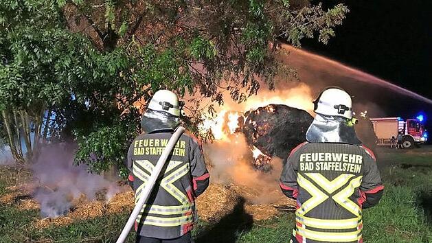 Die Feuerwehrleute mussten das brennende Heu l&ouml;schen. Foto: Holger Reinlein