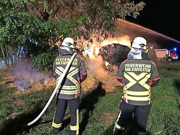 Die Feuerwehrleute mussten das brennende Heu löschen. Foto: Holger Reinlein