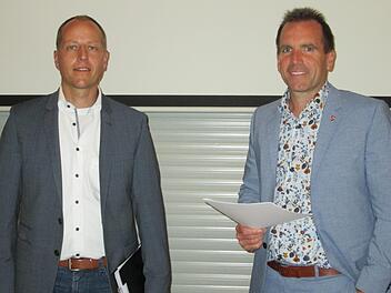 Bürgermeister Johannes Krumm (links) ist Vorsitzender des Schulverbands Elfershausen-Fuchsstadt. Sein Stellvertreter ist der Fuchsstädter Bürgermeister René Gerner (rechts).  Foto: Winfried Ehling