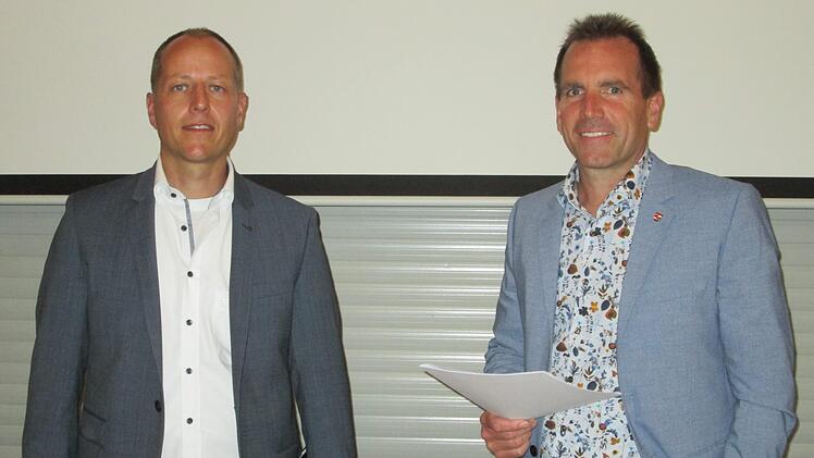 Bürgermeister Johannes Krumm (links) ist Vorsitzender des Schulverbands Elfershausen-Fuchsstadt. Sein Stellvertreter ist der Fuchsstädter Bürgermeister René Gerner (rechts).  Foto: Winfried Ehling