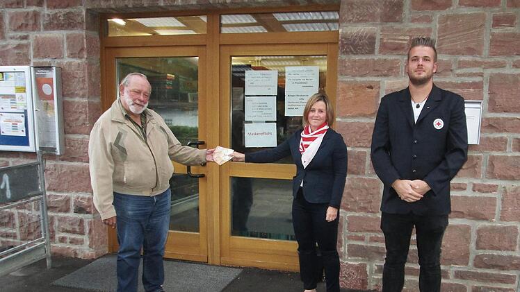 Auch die Rotkreuzbereitschaft aus Fuchsstadt übergab eine Spende von 500 Euro, die Werner Bergmann dankend von Bereitschaftsführerin Sabina Jaborek-Hugo und Johannes Pfülb (von links) entgegennahm.