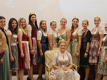 Elf Kolleginnen gratulierten der Ramsthaler Weinprinzessin  Linda Keller. Foto: Hilmar Ruppert