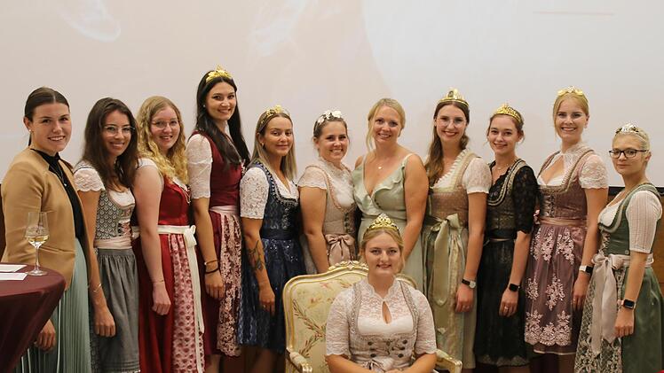 Elf Kolleginnen gratulierten der Ramsthaler Weinprinzessin  Linda Keller. Foto: Hilmar Ruppert