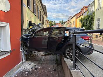 Auto durchbohrt Hauswand in Bamberg: Video zeigt Verw&uuml;stung