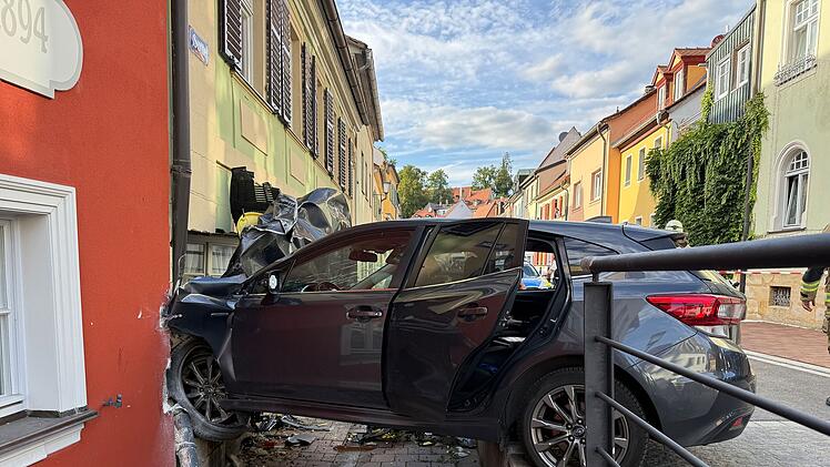 Auto durchbohrt Hauswand und bleibt stecken: Unfall in Bamberger Altstadt
