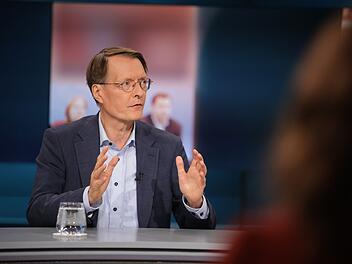 Bei "Hart aber fair" kritisiert Karl Lauterbach "dreierlei Arten von Angriffen" auf B&auml;rbel Bas.