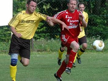 Der SV Kirchenbirkig und Robin Hendryx (gelbes Trikot, hier im Spiel gegen den Bieberbacher Klaus Krügel) müssen auf jeden Fall gegen Obertrubach gewinnen, um die Chance auf die Meisterschaft zu wahren.  Foto: archiv