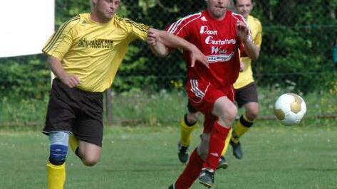 Der SV Kirchenbirkig und Robin Hendryx (gelbes Trikot, hier im Spiel gegen den Bieberbacher Klaus Krügel) müssen auf jeden Fall gegen Obertrubach gewinnen, um die Chance auf die Meisterschaft zu wahren.  Foto: archiv