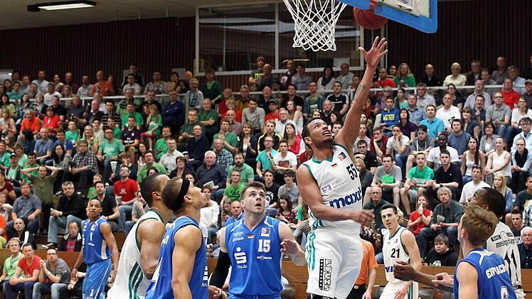 Sp&auml;testens beim Baunacher Heimspiel gegen Schwelm ist wieder eine volle Halle zu erwarten. Hier setzt sich vor dicht besetzten R&auml;ngen in der "Blauen" Routinier Dimitry McDuffie im Heimspiel gegen den RSV Eintracht Stahnsdorf durch. Foto: sportpress