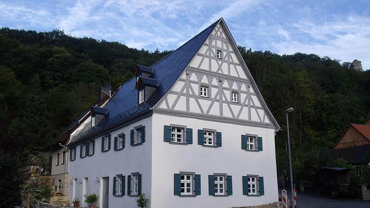 Für die Sanierung des Wohnstallhauses (zirka 1616) am Dorfplatz 15 im Streitberg gab es einen Schmuckziegel. Fotos: fra-press