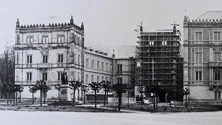 Bei Sanierungsarbeiten im Jahr 1977 stellte sich heraus, dass der Turm der Coburger Ehrenburg nicht massiv aus Stein, sondern aus Holz und Blech errichtet worden. war. Deswegen wurde er damals abgetragen und erneuert.